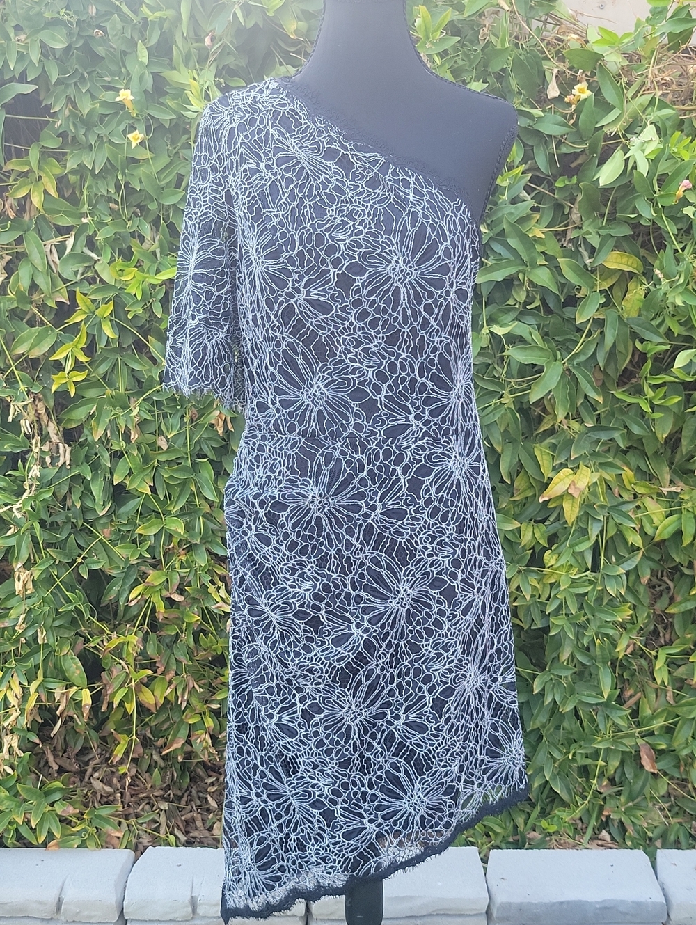 Harlyn One-Shoulder Black and White Lace Asymmetrical Dress L